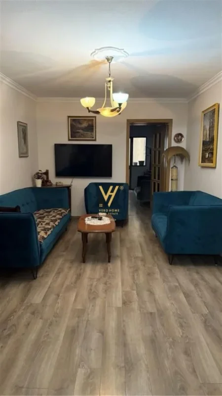 Tirane, jepet me qera apartament 2+1+Ballkon Kati 0, 80 m² 650 € (GJYKATA)