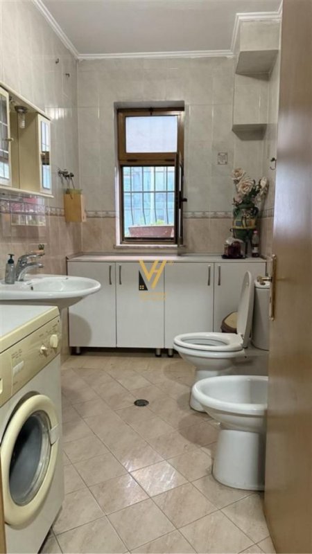 Tirane, jepet me qera apartament 2+1+Ballkon Kati 0, 80 m² 650 € (GJYKATA)