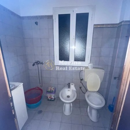 Tirane, jepet me qera shtepi 2+1 Kati 1, 150 m² 380 € (Rruga 5 Maji)