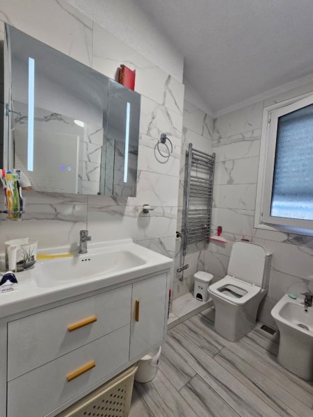 Tirane, jepet me qera apartament 1+1 Kati 1, 70 m² 550 € (komuna parisit)