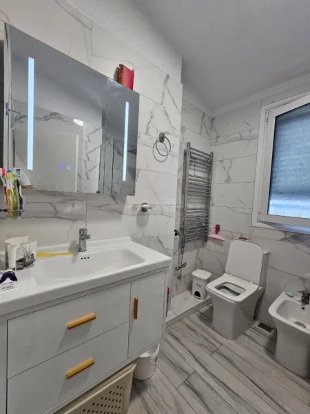 Tirane, jepet me qera apartament 1+1 Kati 1, 70 m² 550 € (komuna parisit)