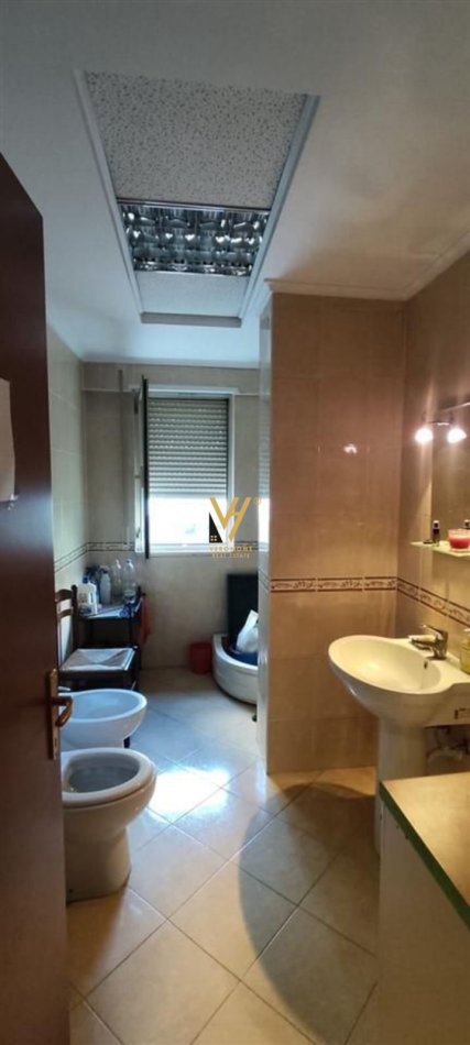 Tirane, shitet apartament 1+1+Ballkon Kati 1, 71 m² 170.000 € (KRISTAL CENTER)
