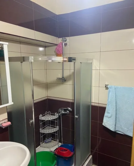 Tirane, jepet me qera apartament 1+1 Kati 5, 600 € 