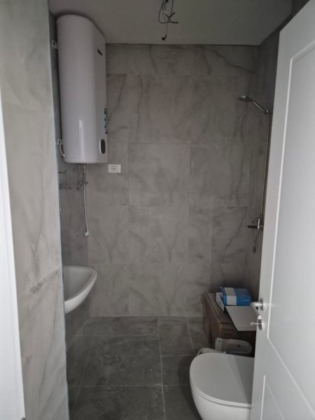 Tirane, jepet me qera zyre Kati 5, 1 m² 1.700 € (LAKE VIEW)