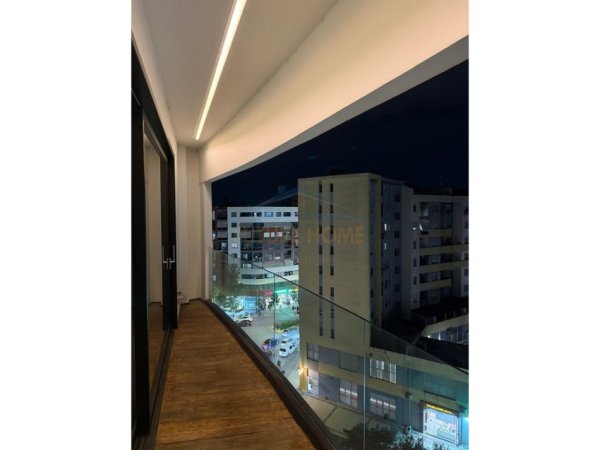 Tirane, jap me qera apartament 2+1+Ballkon Kati 8, 195 m² 1.700 € (UNAZA E RE)