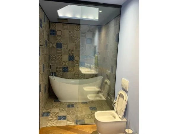 Tirane, jap me qera apartament 2+1+Ballkon Kati 8, 195 m² 1300 € (UNAZA E RE)