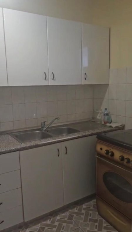 Tirane, jepet me qera apartament 3+1 Kati 4, 90 m² 650 € 
