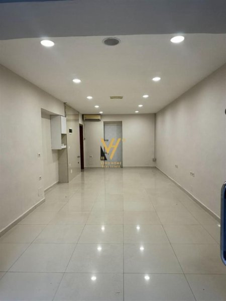 Tirane, jepet me qera ambjent biznesi Kati 0, 40 m² 500 € (SHKOLLA E BALETIT)