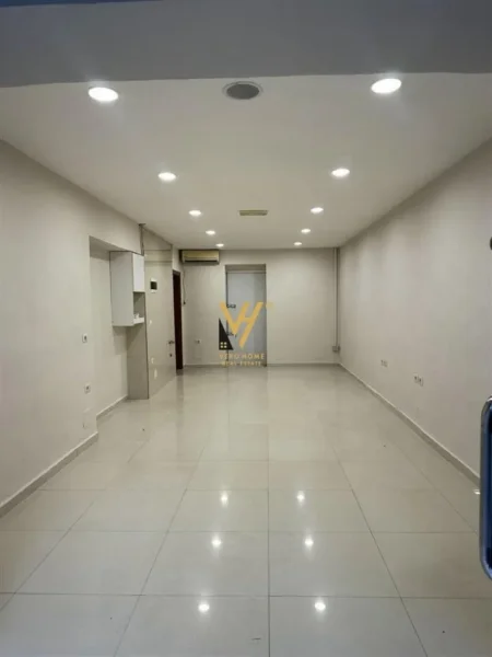 Tirane, jepet me qera ambjent biznesi Kati 0, 40 m² 500 € (SHKOLLA E BALETIT)