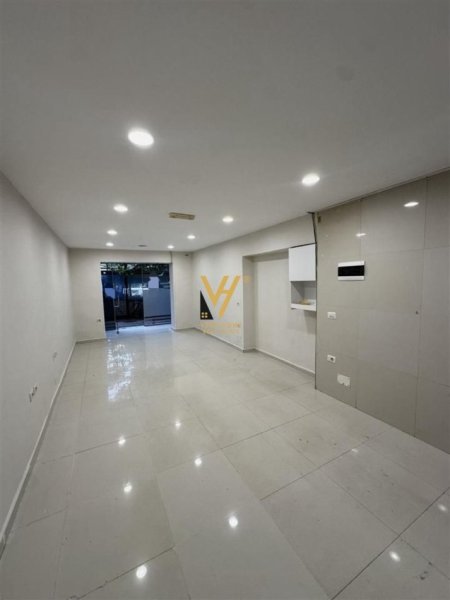 Tirane, jepet me qera ambjent biznesi Kati 0, 40 m² 500 € (SHKOLLA E BALETIT)