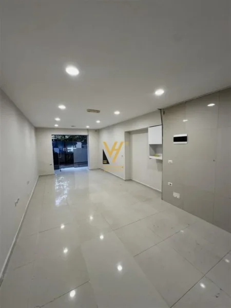 Tirane, jepet me qera ambjent biznesi Kati 0, 40 m² 500 € (SHKOLLA E BALETIT)