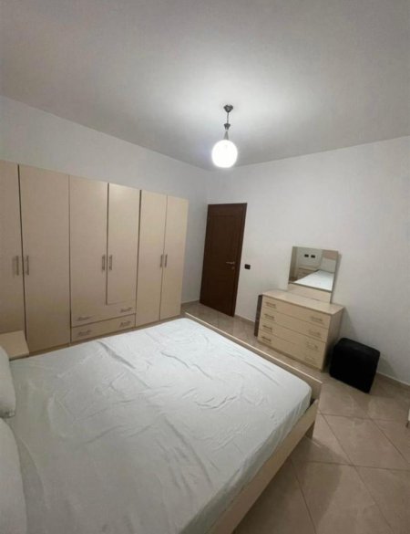 Tirane, jepet me qera apartament 2+1+Ballkon Kati 4, 90 m² 450 €