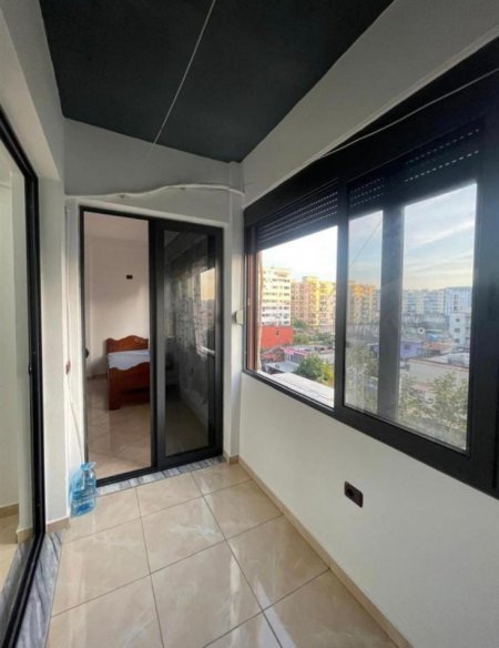 Tirane, jepet me qera apartament 2+1+Ballkon Kati 4, 90 m² 450 €