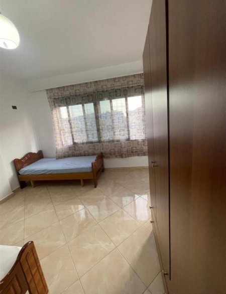 Tirane, jepet me qera apartament 2+1+Ballkon Kati 4, 90 m² 450 €