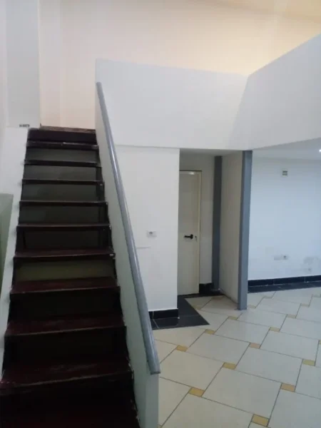 Tirane, jepet me qera dubleks si ambient biznesi, 60 m² 600 € (Rruga e Barikadave)