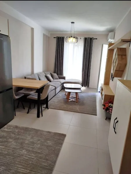 Tirane, jepet me qera apartament 1+1 Kati 3, 70 m² 500 € (UNIVERS CITY)