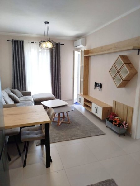 Tirane, jepet me qera apartament 1+1 Kati 3, 70 m² 500 € (UNIVERS CITY)