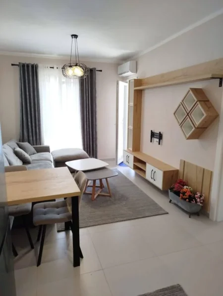 Tirane, jepet me qera apartament 1+1 Kati 3, 70 m² 500 € (UNIVERS CITY)