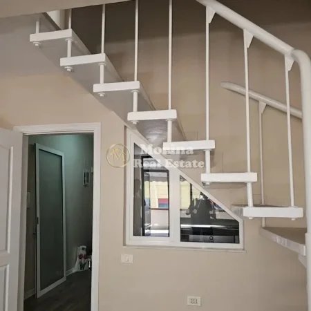 Tirane, jepet me qera ambjent biznesi Kati 4, 130 m² 1.000 € (Qender)