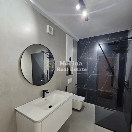 Tirane, jepet me qera ambjent biznesi Kati 4, 130 m² 1.000 € (Qender)