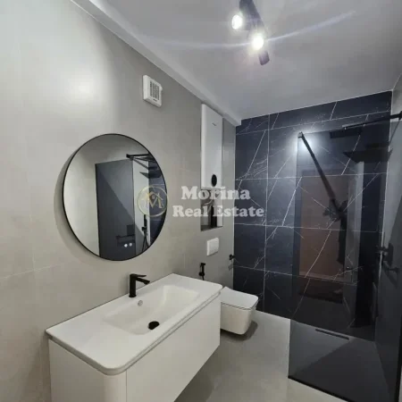 Tirane, jepet me qera ambjent biznesi Kati 4, 130 m² 1.000 € (Qender)