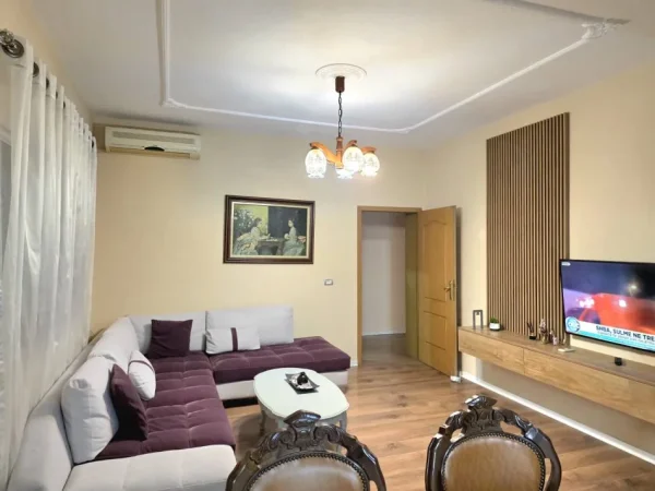 Tirane, jepet me qera apartament 3+1 Kati 2, 170 m² 800 € (fusha aviacionit)