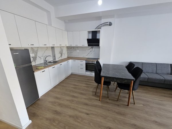 Tirane, jepet me qera apartament 1+1 Kati 1, 70 m² 400 € (ALI DEMI)