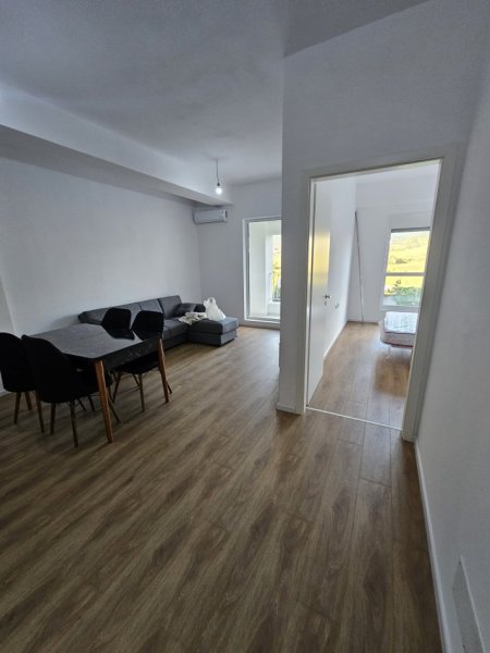 Tirane, jepet me qera apartament 1+1 Kati 1, 70 m² 400 € (ALI DEMI)
