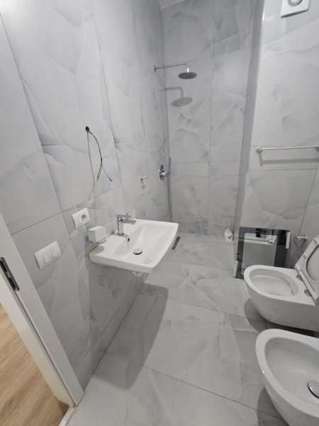 Tirane, jepet me qera apartament 1+1 Kati 1, 70 m² 400 € (ALI DEMI)