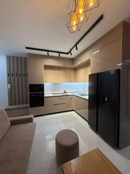 Tirane, jepet me qera apartament 1+1+Ballkon Kati 8, 60 m² 550 € (PRANE RRETHIT,UNAZA E RE)