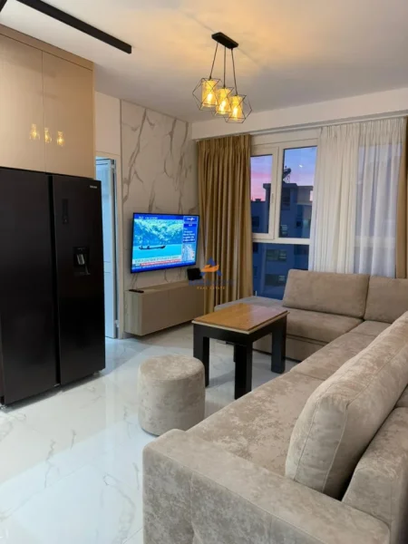 Tirane, jepet me qera apartament 1+1+Ballkon Kati 8, 60 m² 550 € (PRANE RRETHIT,UNAZA E RE)