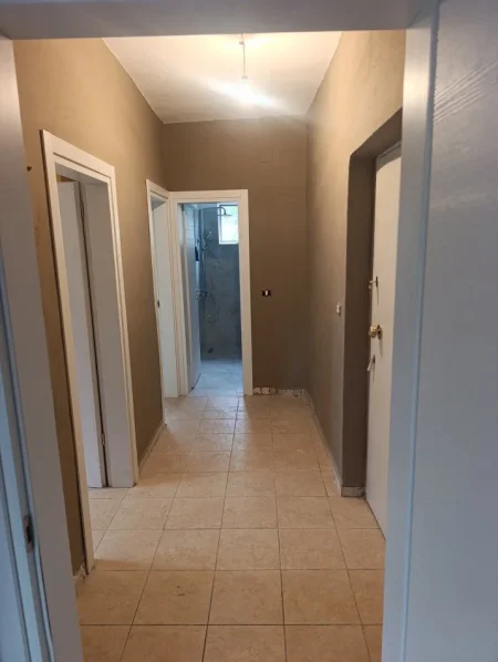 Tirane, jepet me qera apartament 2+1+Ballkon Kati 4, 90 m² 800 € (RRUGA E KAVAJES)