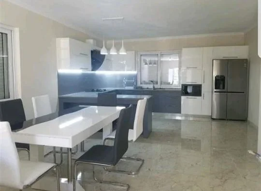 Tirane, jepet me qera Vile 2 Katshe , 500 m² 1.500 € (ALI DEMI)