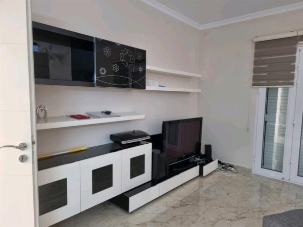 Tirane, jepet me qera Vile 2 Katshe , 500 m² 1.500 € (ALI DEMI)