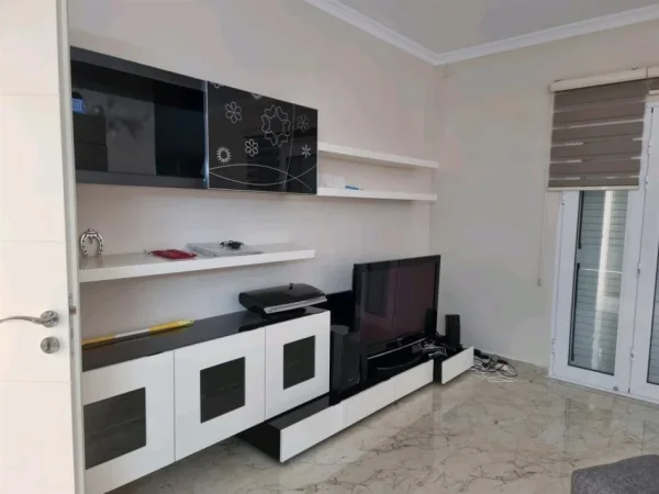 Tirane, jepet me qera Vile 2 Katshe , 500 m² 1.500 € (ALI DEMI)