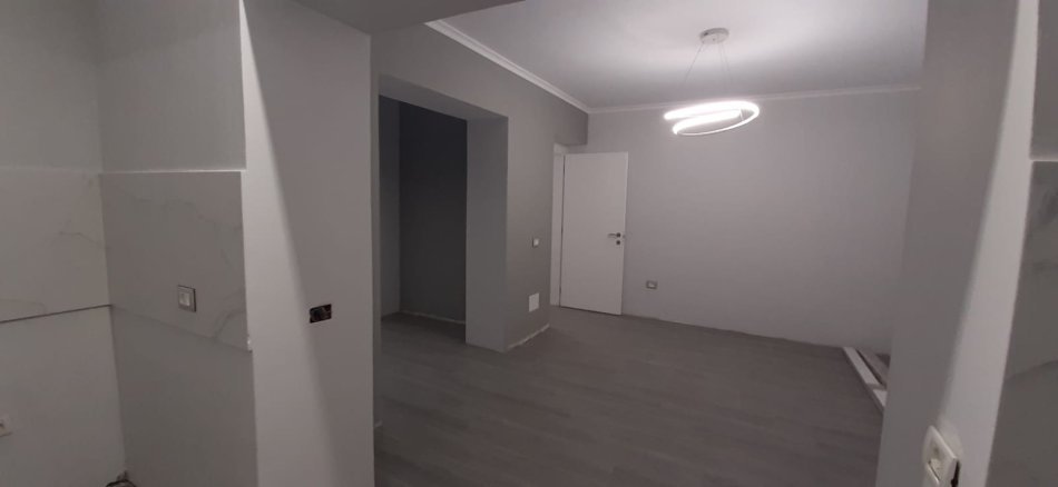 Tirane, jepet me qera apartament 1+1+Aneks+Ballkon Kati 1, 65 m² 500 € (PAZARI I RI)