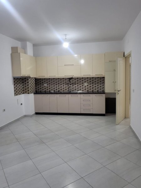 Tirane, jepet me qera apartament 2+1 Kati 2, 95 m² 700 € (DON BOSKO)