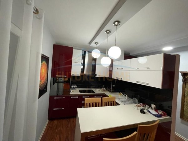 Tirane, jepet me qera apartament 2+1 Kati 2, 100 m² 600 € (Liqeni i Thate , Kompleksi Kolombo)