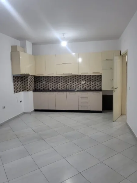 Tirane, jepet me qera apartament 2+1+Ballkon Kati 3, 95 m² 700 € (DON BOSKO)