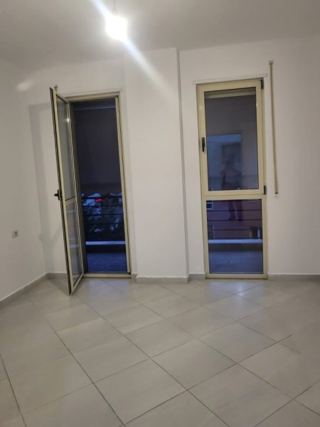 Tirane, jepet me qera apartament 2+1+Ballkon Kati 3, 95 m² 700 € (DON BOSKO)