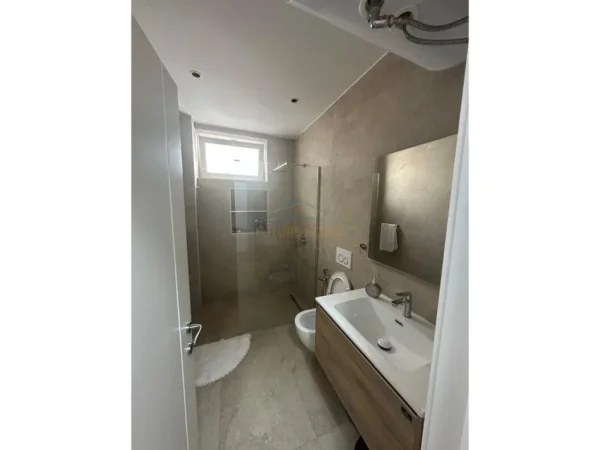 Tirane, jepet me qera apartament 2+1 Kati 2, 88 m² 950 € (Rruga e Durrsit)