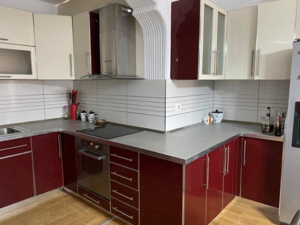 Tirane, jepet me qera apartament 2+1+Ballkon Kati 4, 90 m² 600 € 