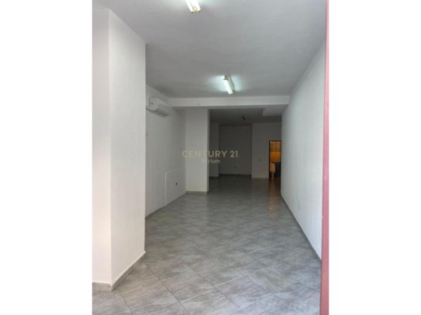 Tirane, jepet me qera ambjent biznesi Kati 0, 72 m² 450 € (Rr. Barrikadave)