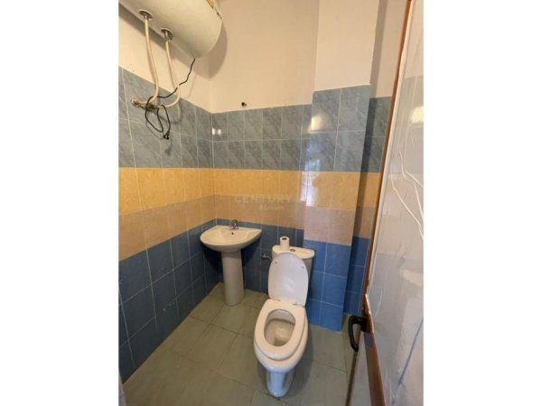 Tirane, jepet me qera ambjent biznesi Kati 0, 72 m² 450 € (Rr. Barrikadave)
