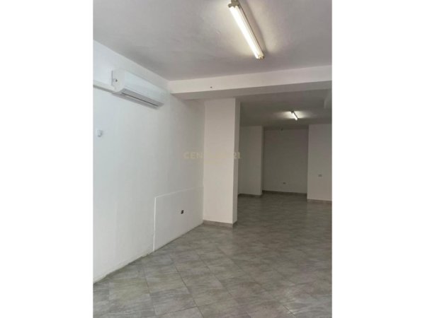 Tirane, jepet me qera ambjent biznesi Kati 0, 72 m² 450 € (Rr. Barrikadave)