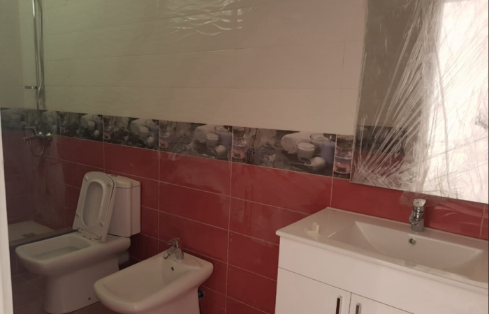 Tirane, jepet me qera apartament 3+1+Ballkon Kati 2, 211 m² 1.000 € (Liqeni i Thate, Rruga Peti)