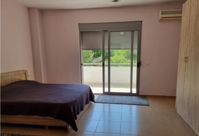 Tirane, jepet me qera apartament 3+1+Ballkon Kati 2, 211 m² 1.000 € (Liqeni i Thate, Rruga Peti)