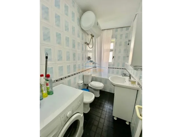 Tirane, jepet me qera apartament 2+1 Kati 2, 80 m² 700 € (Rruga Fortuzi)