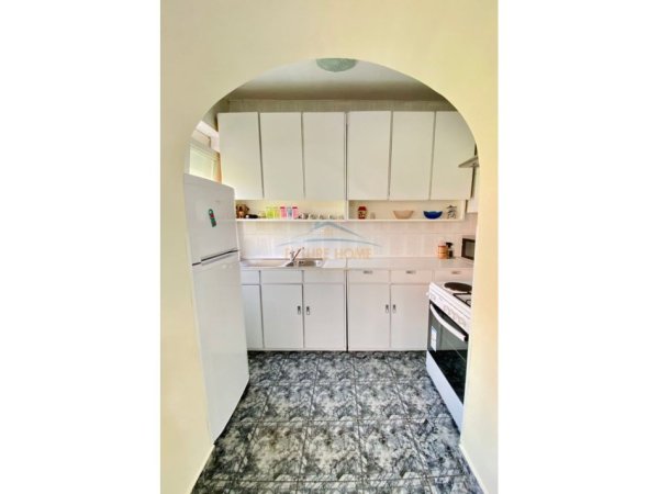 Tirane, jepet me qera apartament 2+1 Kati 2, 80 m² 700 € (Rruga Fortuzi)