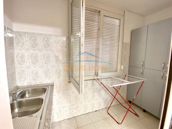 Tirane, jepet me qera apartament 2+1 Kati 2, 80 m² 700 € (Rruga Fortuzi)
